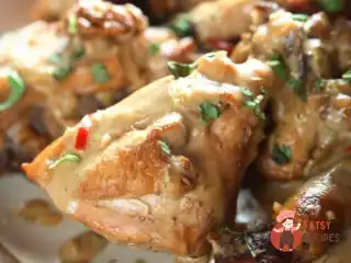 Курка в лимонно-медовому соусі з кедровими горішками