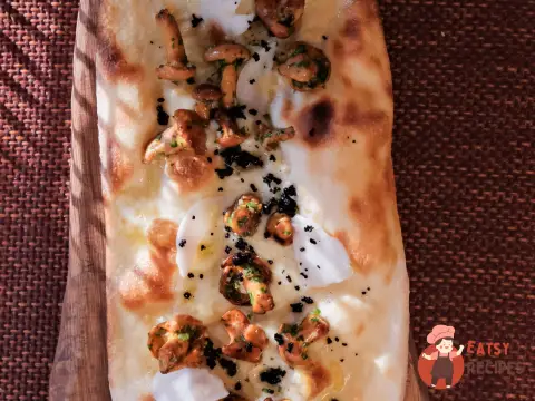 Коржик лахмаджун з лисичками