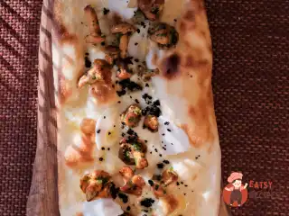 Коржик лахмаджун з лисичками