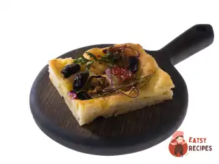 Фокачча з цибулею, в'яленими томатами та оливками