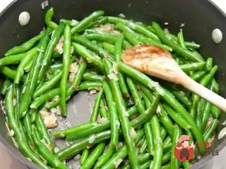 Зелена квасоля з вершковим маслом та травами