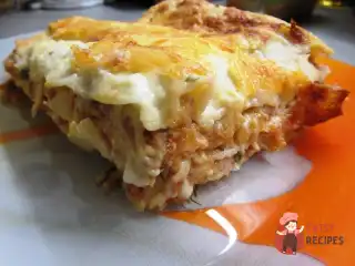 Лазання болоньєзе з соусом бешамель