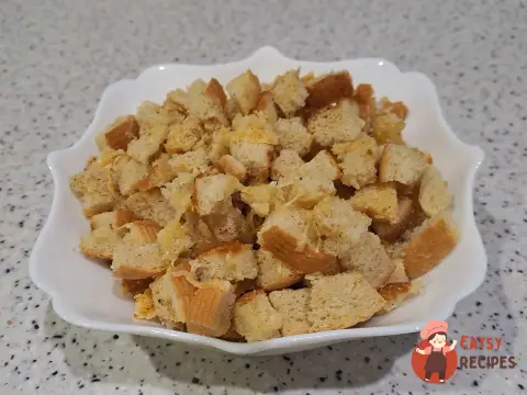 Сухарікі з білого хліба з твердим сиром, запеченим у духовці