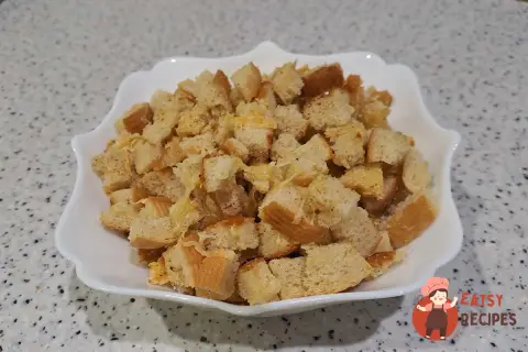Сухарікі з білого хліба з твердим сиром, запеченим у духовці