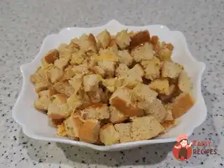 Сухарікі з білого хліба з твердим сиром, запеченим у духовці