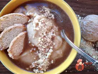 Грушева манна каша з імбиром, пряниковою крихтою та коричним соусом.