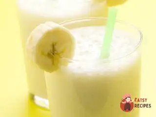 Молочний коктейль із бразильських горіхів та банана