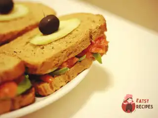 Легкі сендвічі з авокадо та копченим лососем