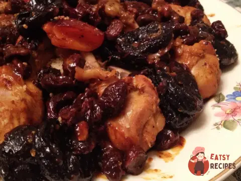Курячі гомілки по-східному з сухофруктами та кускусом