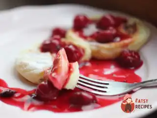 Ванільні сирники з домашнім ягідним соусом