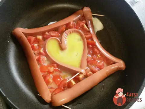 Яєчня з чері та сосисками