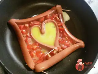 Яєчня з чері та сосисками