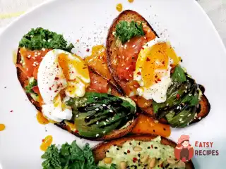 Брускетти з авокадо, сьомгою та яйцем пашот