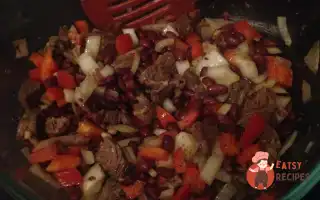 Салат З Квасолі, Яловичини, Перцю Та Цибулі.