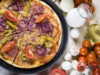 Піца з овочами та соусом песто
