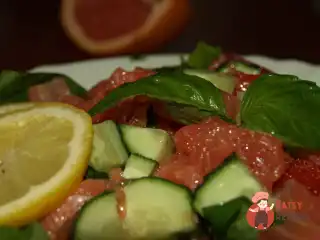Салат із шпинату із сьомгою, грейпфрутом, огірками