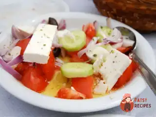 Салат з огірками, томатами на грилі та фетою