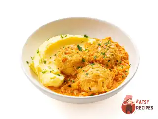 Курячі тефтелі в томатному соусі з картопляним пюре