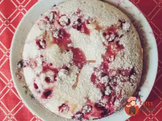 Манник із чорною смородиною