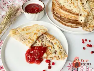 Сибірське мереживо — ідеальні дріжджові млинці з яблучно-брусничним соусом