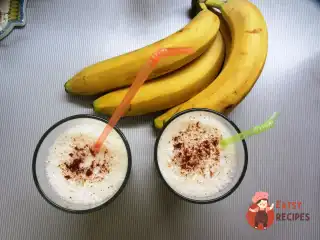 Молочний коктейль з бананами та яблучним соком