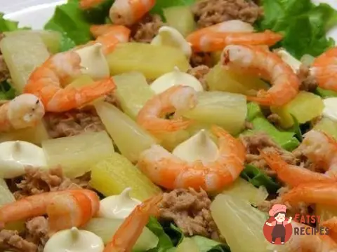 Салат із тунця з ананасами та креветками