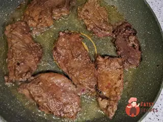 Крок 6: Смажена яловича печінка з яблуками та цибулею