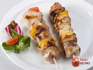 Свинина на шпажках із гострим яблучним соусом