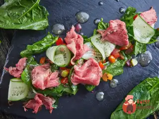 Салат з пастрами та овочевим рататуєм