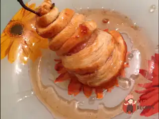 Медові груші з прянощами в листковому тісті