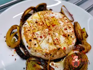 Запечений камамбер зі смаженою цибулею