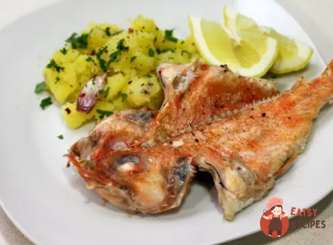Морський окунь, запечений у духовці з картоплею