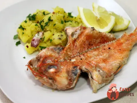 Морський окунь, запечений у духовці з картоплею