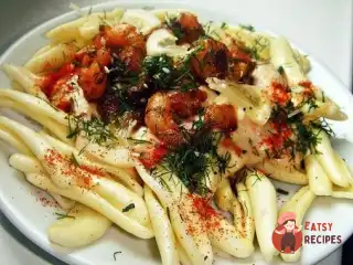 Спагетті у вершковому соусі із солодко-гострими креветками