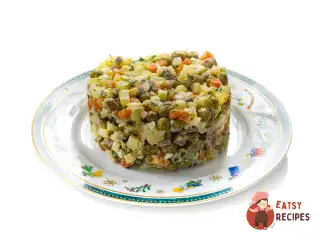 Класичний олів'є з язиком і яблуком