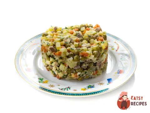 Класичний олів'є з язиком і яблуком