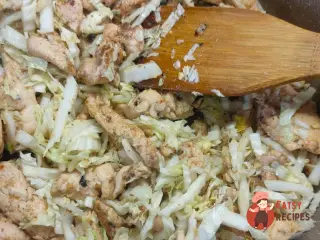 Крок 11: Пиріг з пряною куркою та пекінською капустою