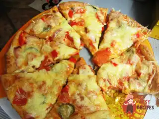 Тонка піца з салямі, помідорами та солодким перцем