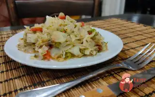 Капуста Тушкована З Помідором, Перцем І Модним Горошком