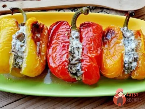 Запечений перець, фарширований гливи і сиром