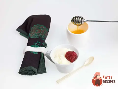 Суфле із яєчних білків з малиною