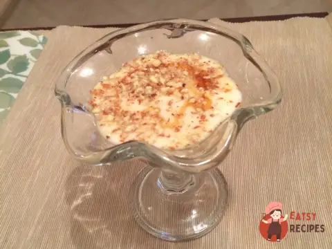 Мус із йогурту та меду зі смаженими грушами та мигдалем