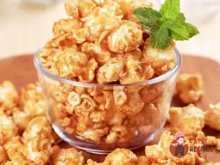 Глазурований попкорн у кленовому сиропі з червоним перцем.