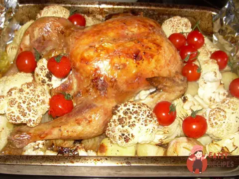 Курка, запечена з овочами та солодким перцем.