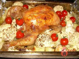 Курка, запечена з овочами та солодким перцем.