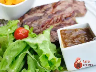 Заправка з печеного часнику, соєвого соусу та імбиру.