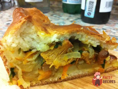Дріжджовий пиріг з лисичками та картоплею