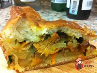 Дріжджовий пиріг з лисичками та картоплею