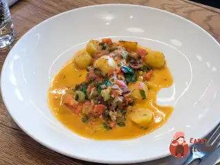 Риба в солі з соусом аква-паца