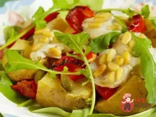 Салат із копченої риби з картоплею та каперсами